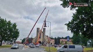 Kościół św. Franciszka już z iglicami na wieżach. Zobacz, jak wyglądał montaż