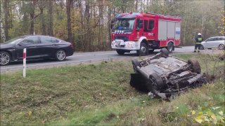 DK 53. Wypadek w Łodziskach, jedno z aut dachowało